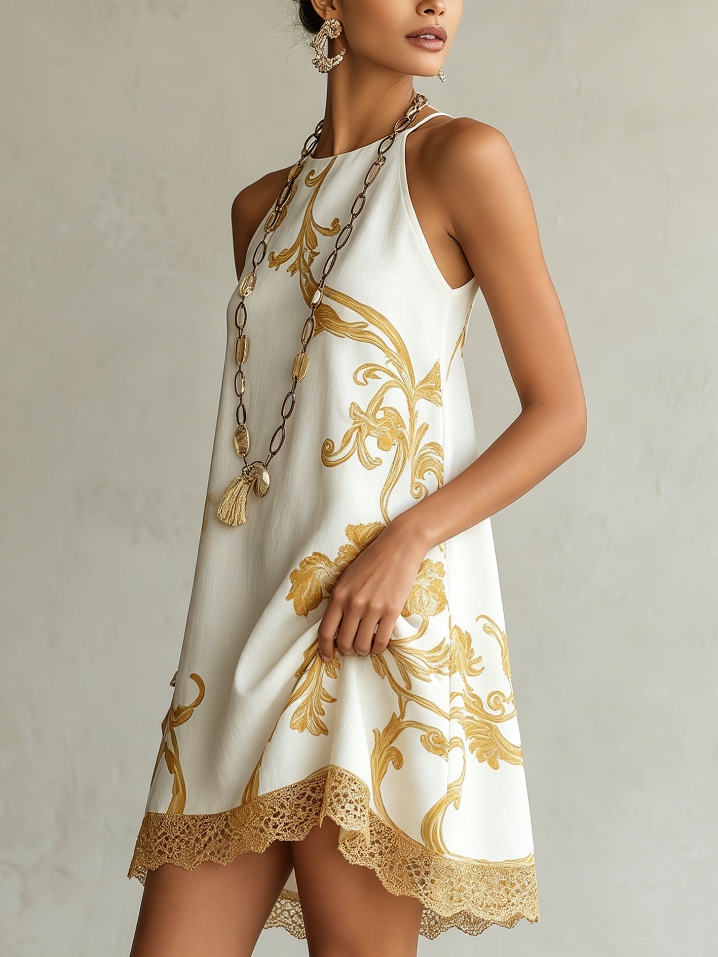 Héloïse | Vestido Mini de Encaje Blanco con Motivos Dorados