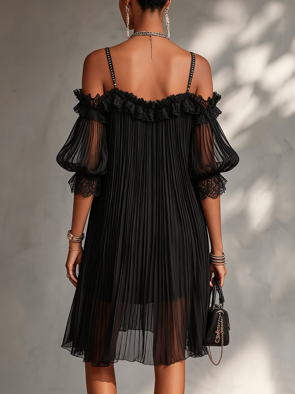 Camille | Vestido Mini de Muselina Negra con Hombros Descubiertos y Bordes de Encaje