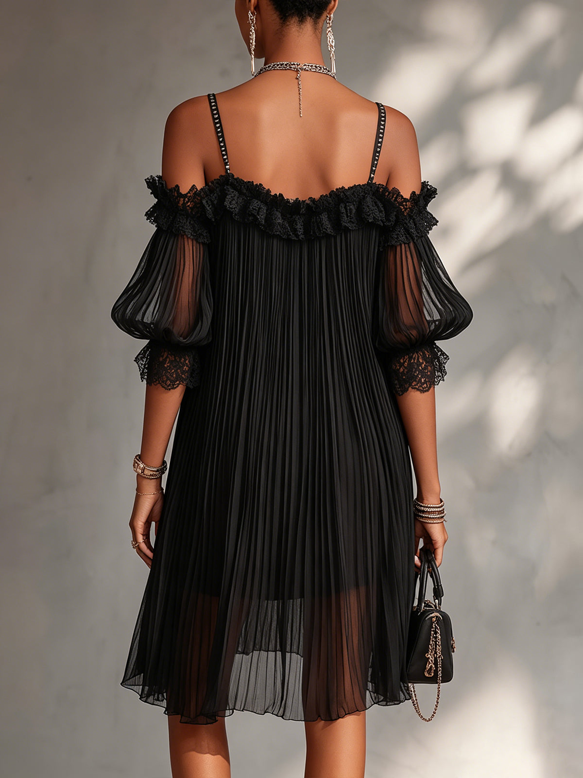 Camille | Vestido Mini de Muselina Negra con Hombros Descubiertos y Bordes de Encaje