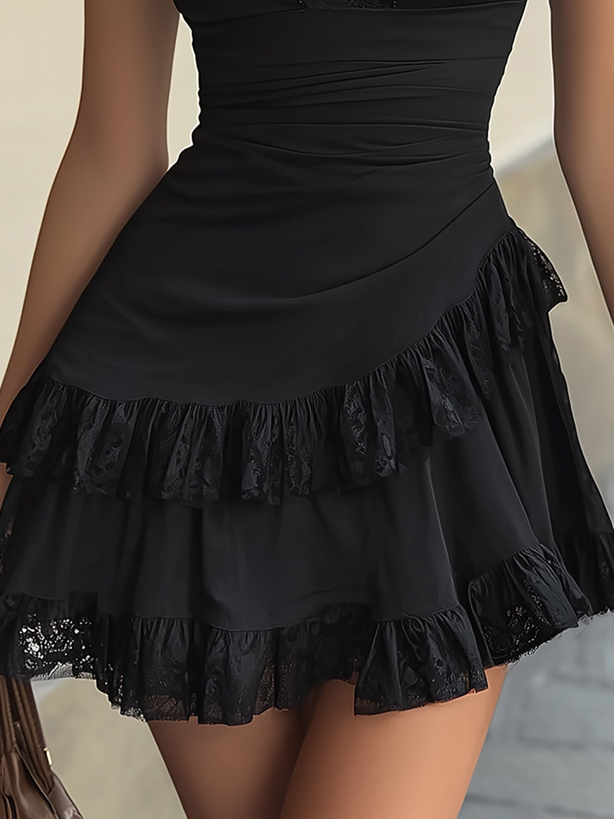 Estelle | Vestido Mini con Volantes de Encaje Negro y Escote en V