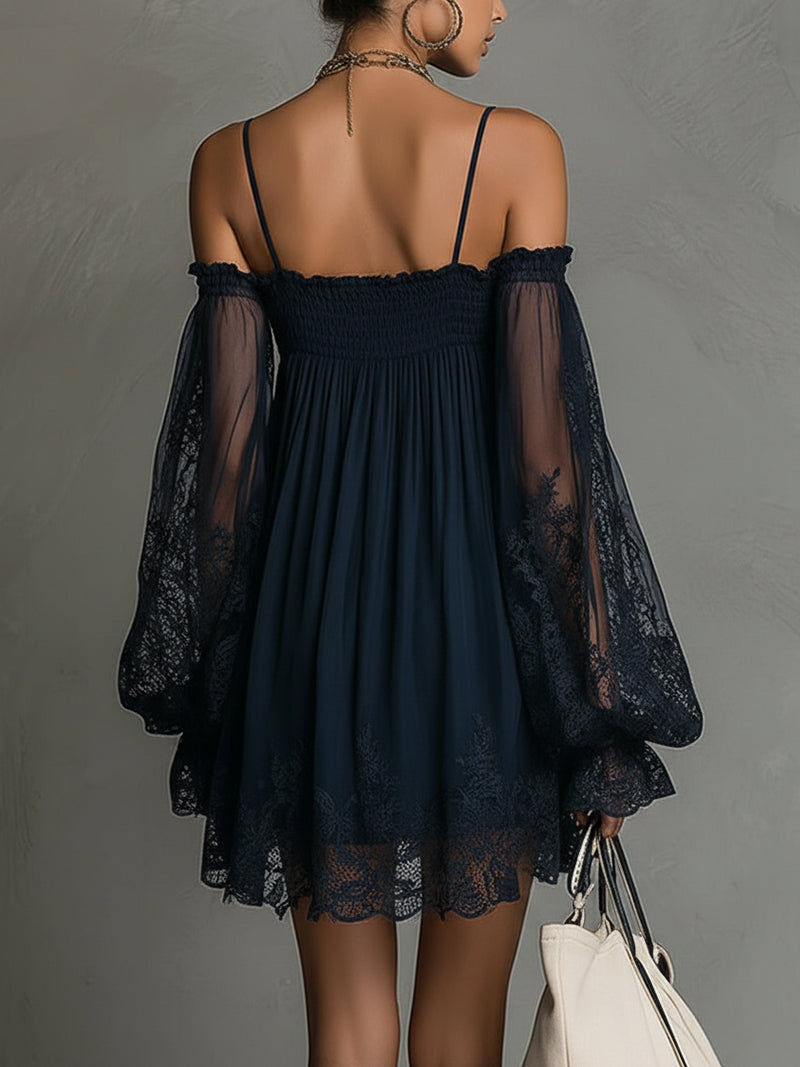 Noemi - Vestito mini in chiffon blu navy con scollo a spalle scoperte, bordo in pizzo e maniche trasparenti