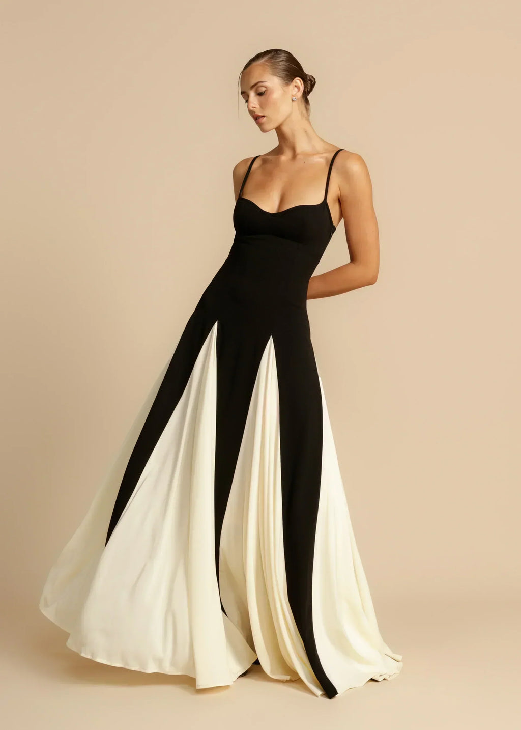 Oshrit™ | Abito Maxi Elegante con Volant a Contrasto