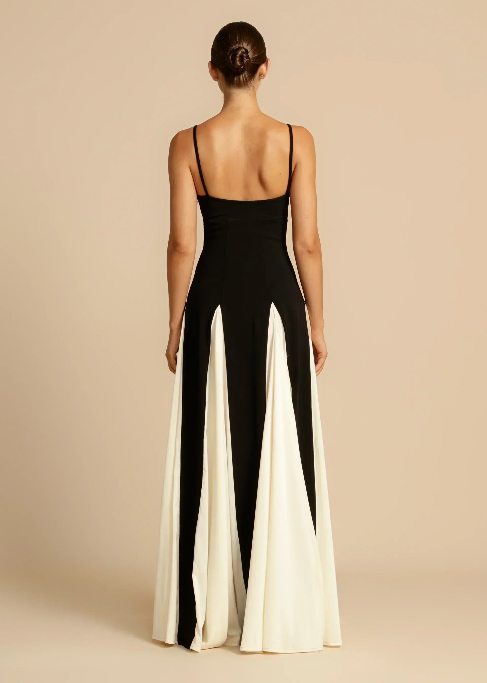 Oshrit™ | Abito Maxi Elegante con Volant a Contrasto
