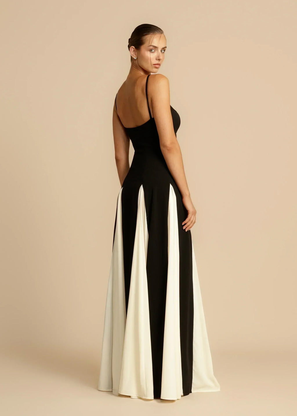 Oshrit™ | Abito Maxi Elegante con Volant a Contrasto
