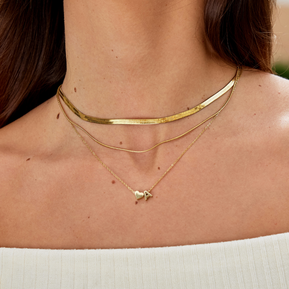 Collar Inicial Intemporal con Colgante en Corazón