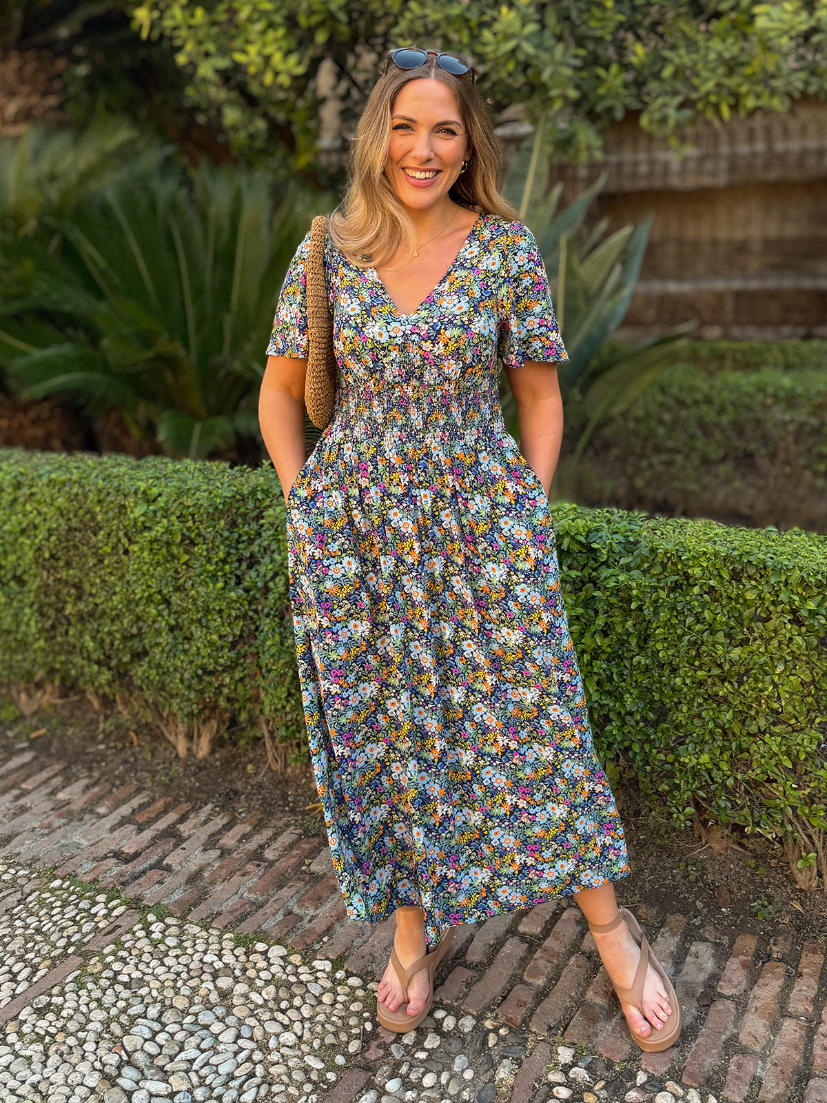 Abito Maddie con scollo a V e maniche corte – Stampa floreale multicolore