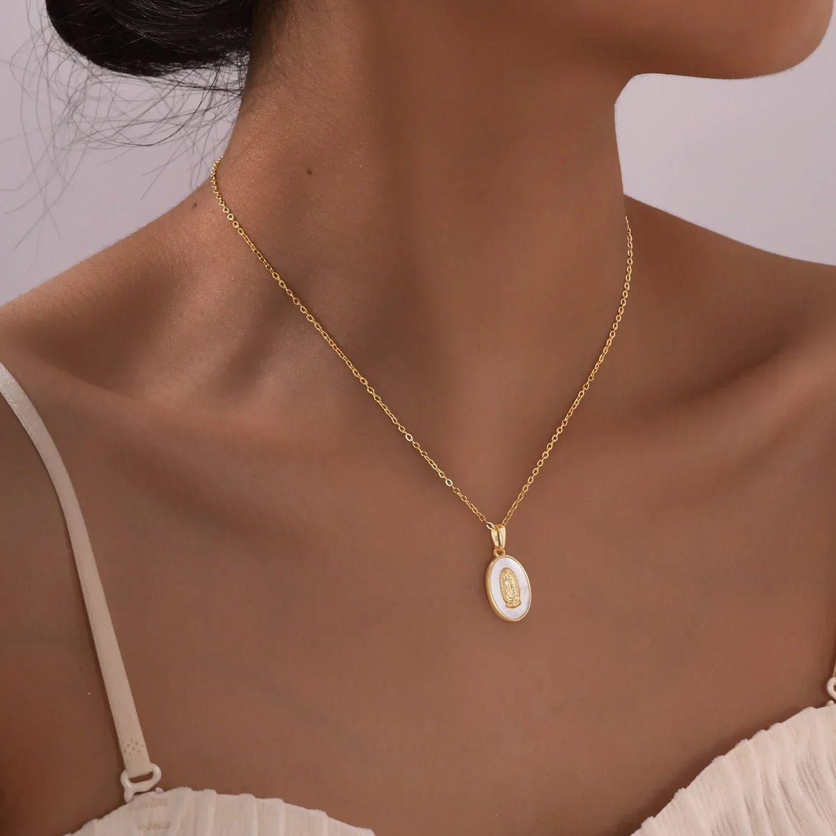 Collar con Pendente Ovalado de la Virgen en Oro