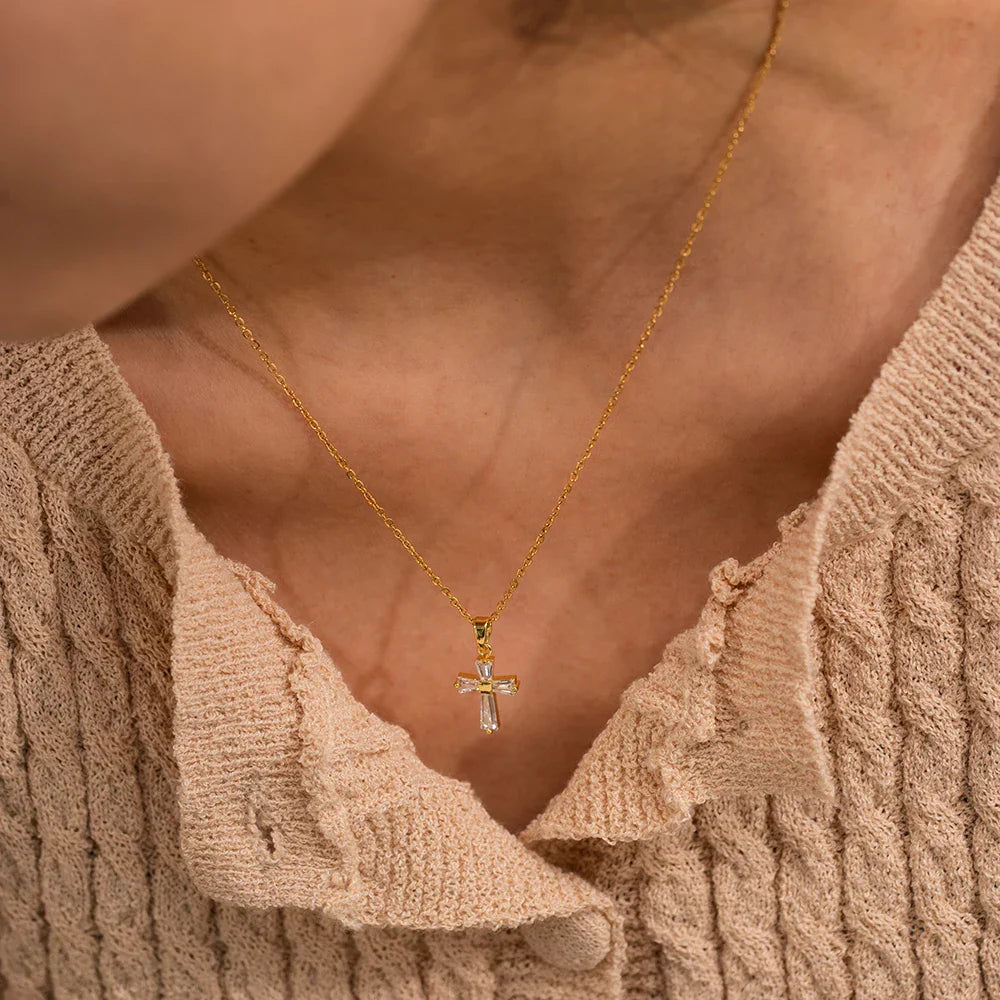 Collar con colgante de cruz de diamantes delicado
