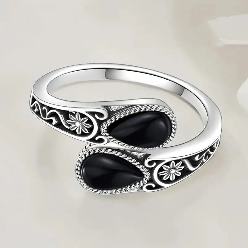 Anillo Elegante con Flor de Piedra Lunar