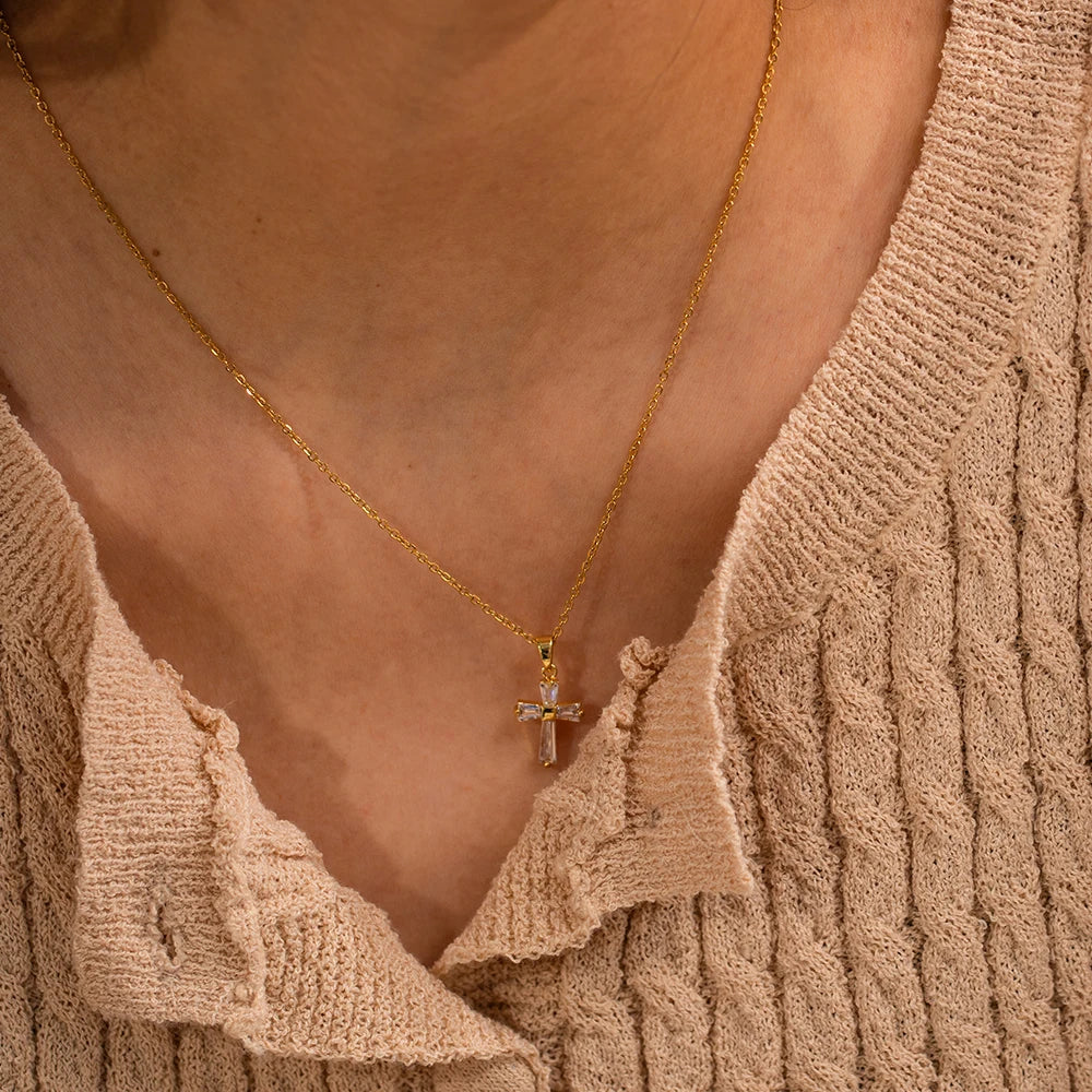 Collar con colgante de cruz de diamantes delicado
