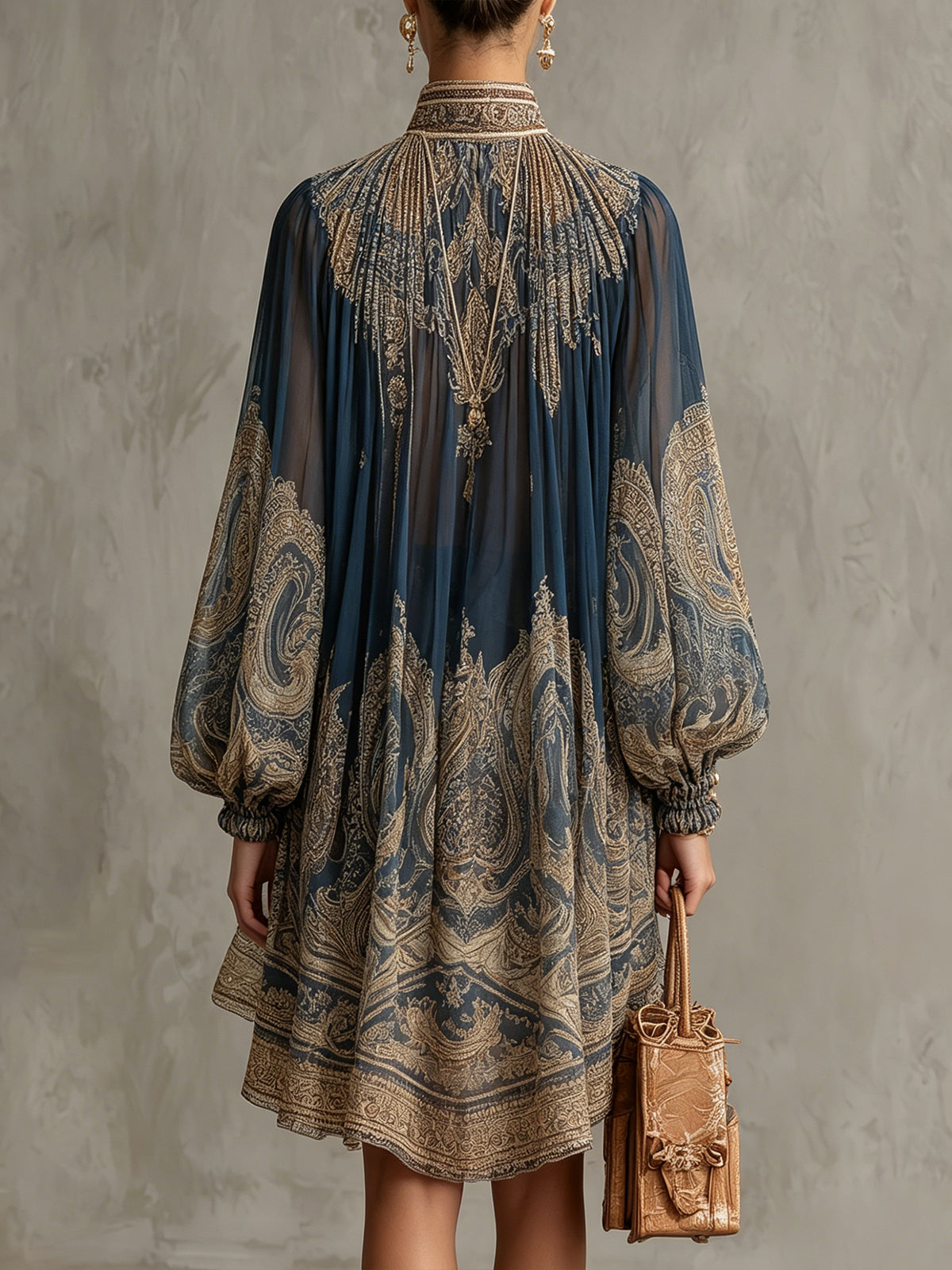 Bérénice | Vestido Mini de Muselina Asimétrica con Estampado Barroco en Azul Marino y Cuello Alto