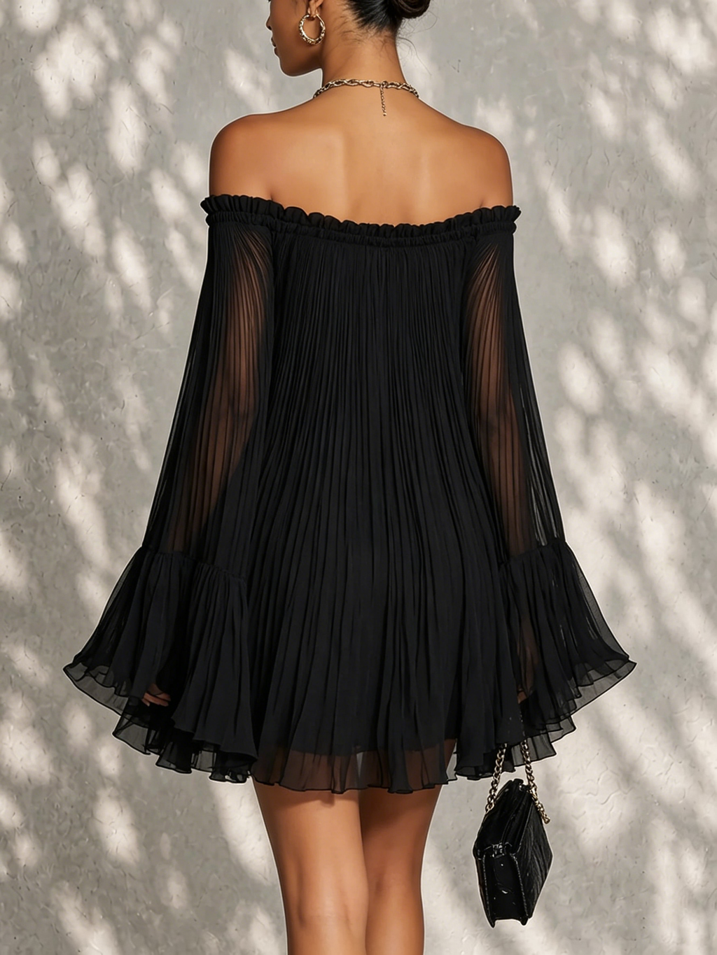 Océane | Vestido Mini Negro con Mangas de Campana y Hombros Descubiertos Fruncidos