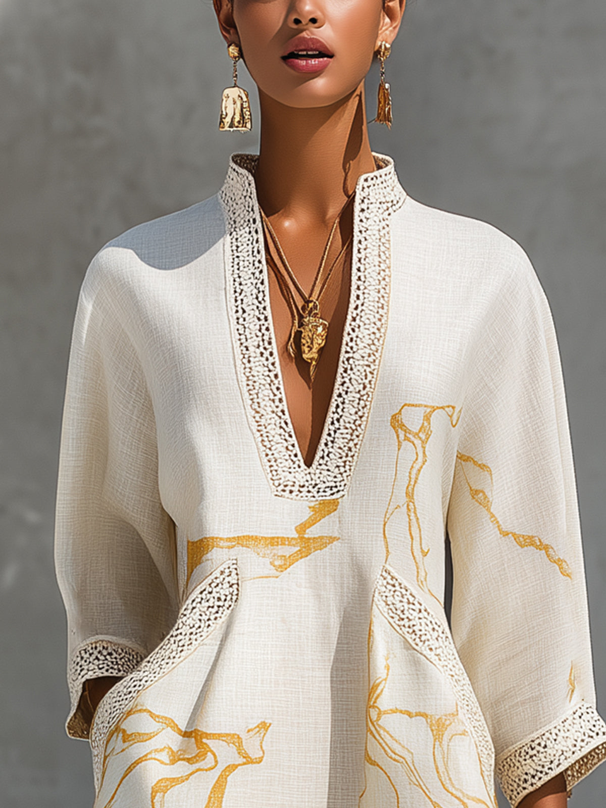 Aliénor | Vestido Mini de Encaje de Crochet Marfil con Motivos Dorados y Escote en V