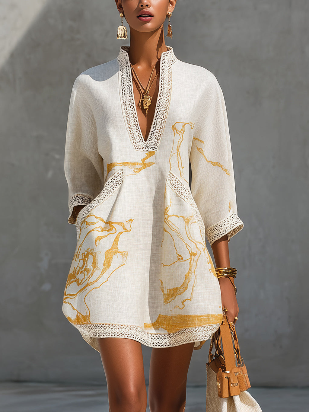 Aliénor | Vestido Mini de Encaje de Crochet Marfil con Motivos Dorados y Escote en V