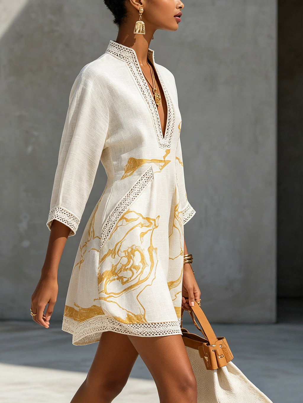 Aliénor | Vestido Mini de Encaje de Crochet Marfil con Motivos Dorados y Escote en V