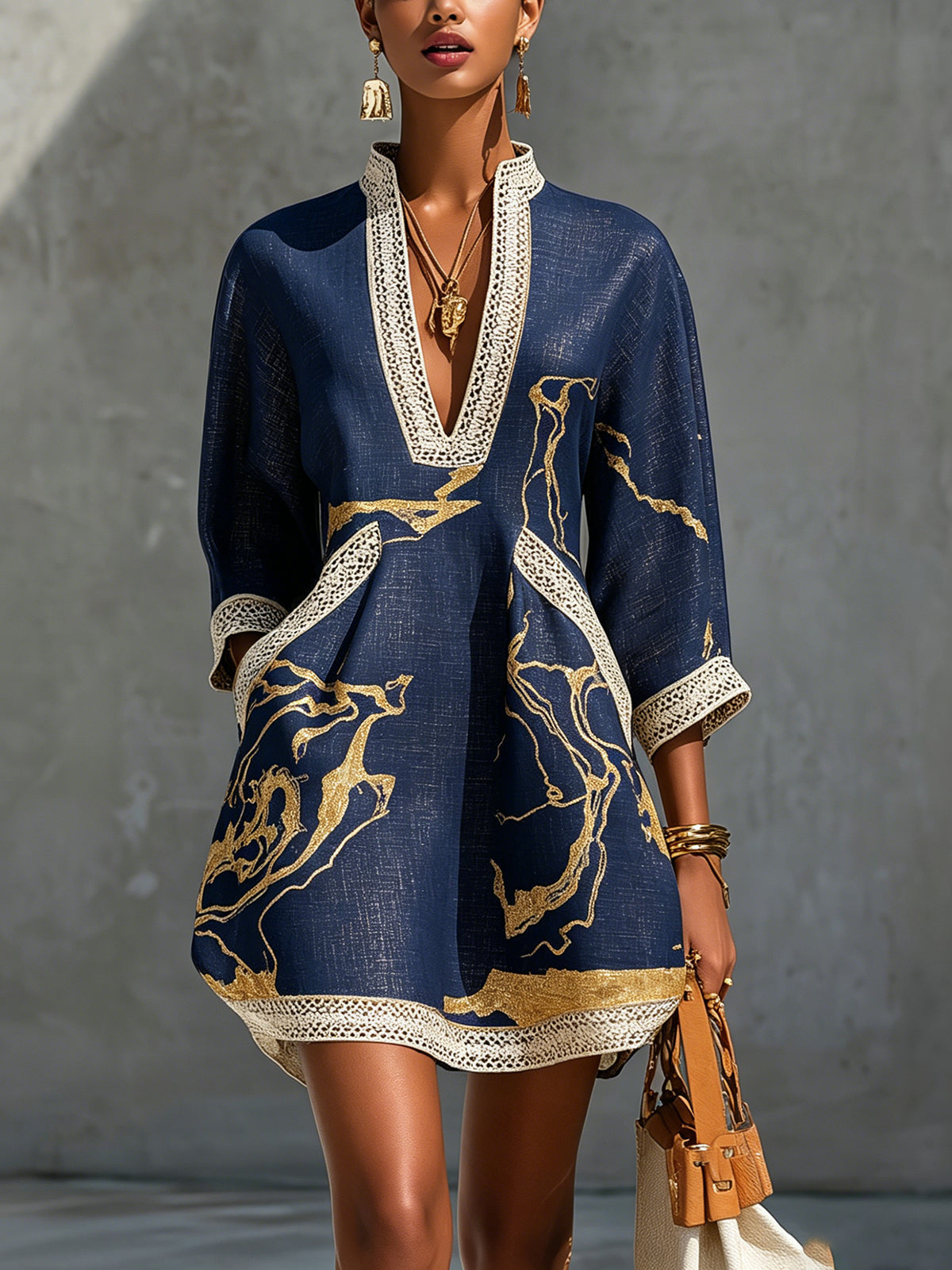 Cosette | Vestido Mini de Encaje de Crochet Azul Marino con Motivos Dorados y Escote en V