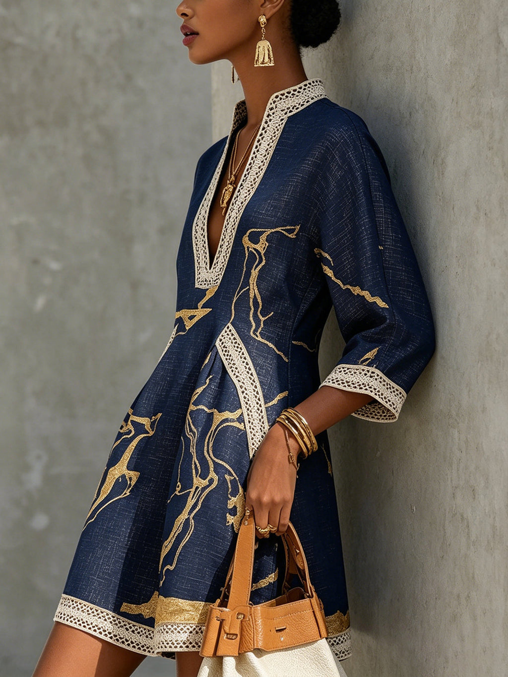 Cosette | Vestido Mini de Encaje de Crochet Azul Marino con Motivos Dorados y Escote en V