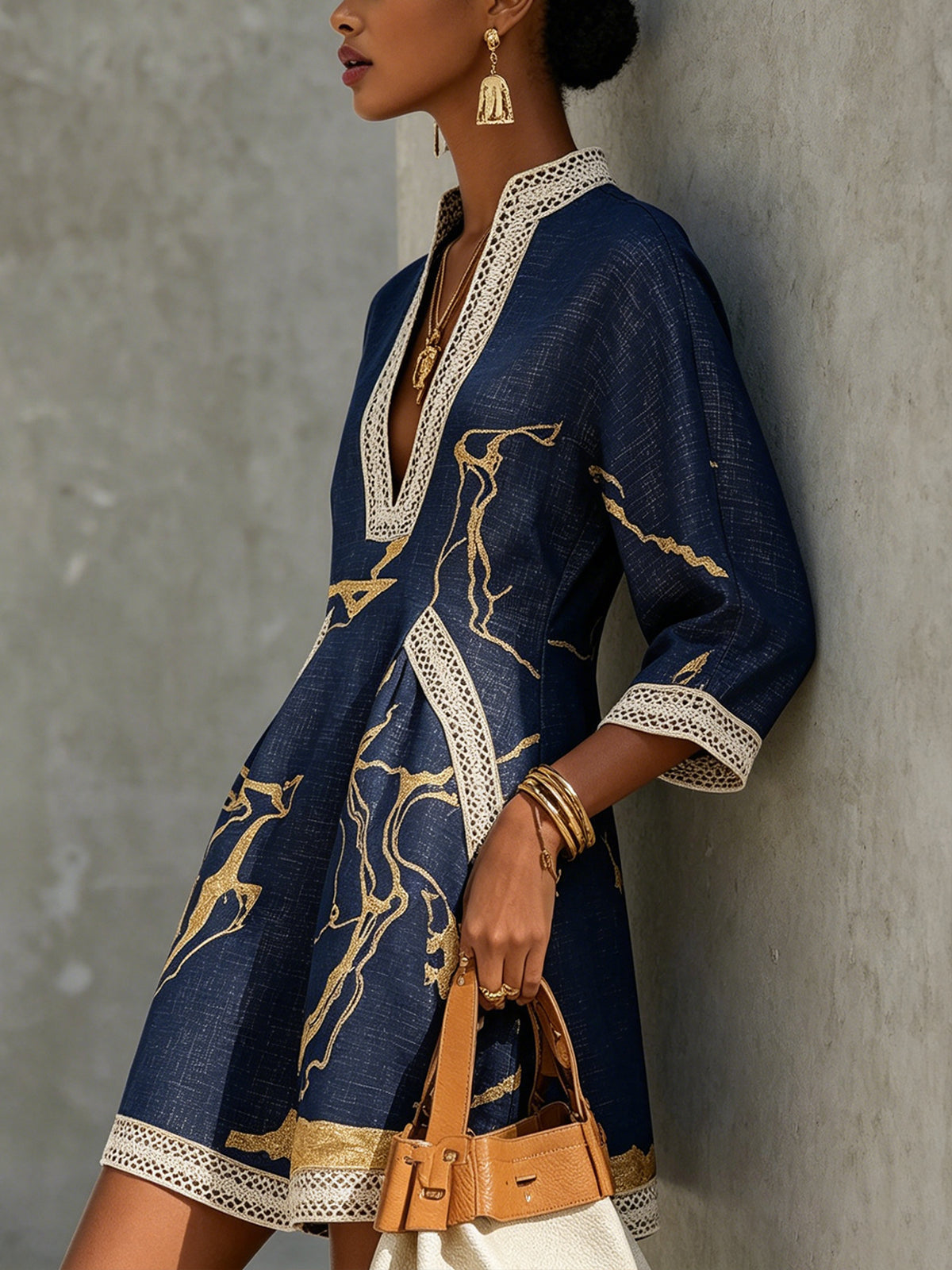 Cosette | Vestido Mini de Encaje de Crochet Azul Marino con Motivos Dorados y Escote en V