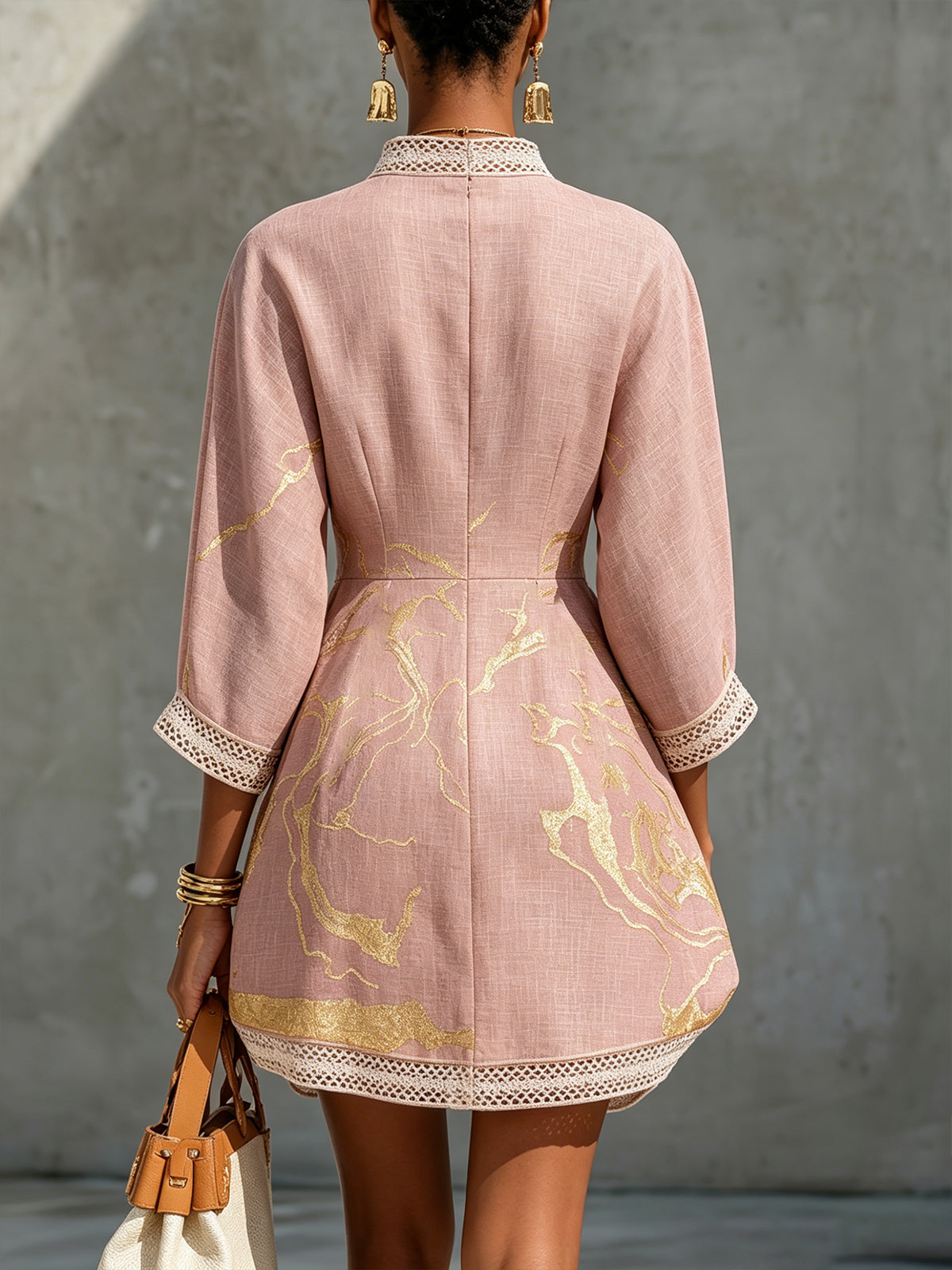 Ninon | Vestido Mini de Encaje de Crochet Rosa con Motivos Dorados y Escote en V