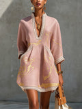 Ninon | Vestido Mini de Encaje de Crochet Rosa con Motivos Dorados y Escote en V