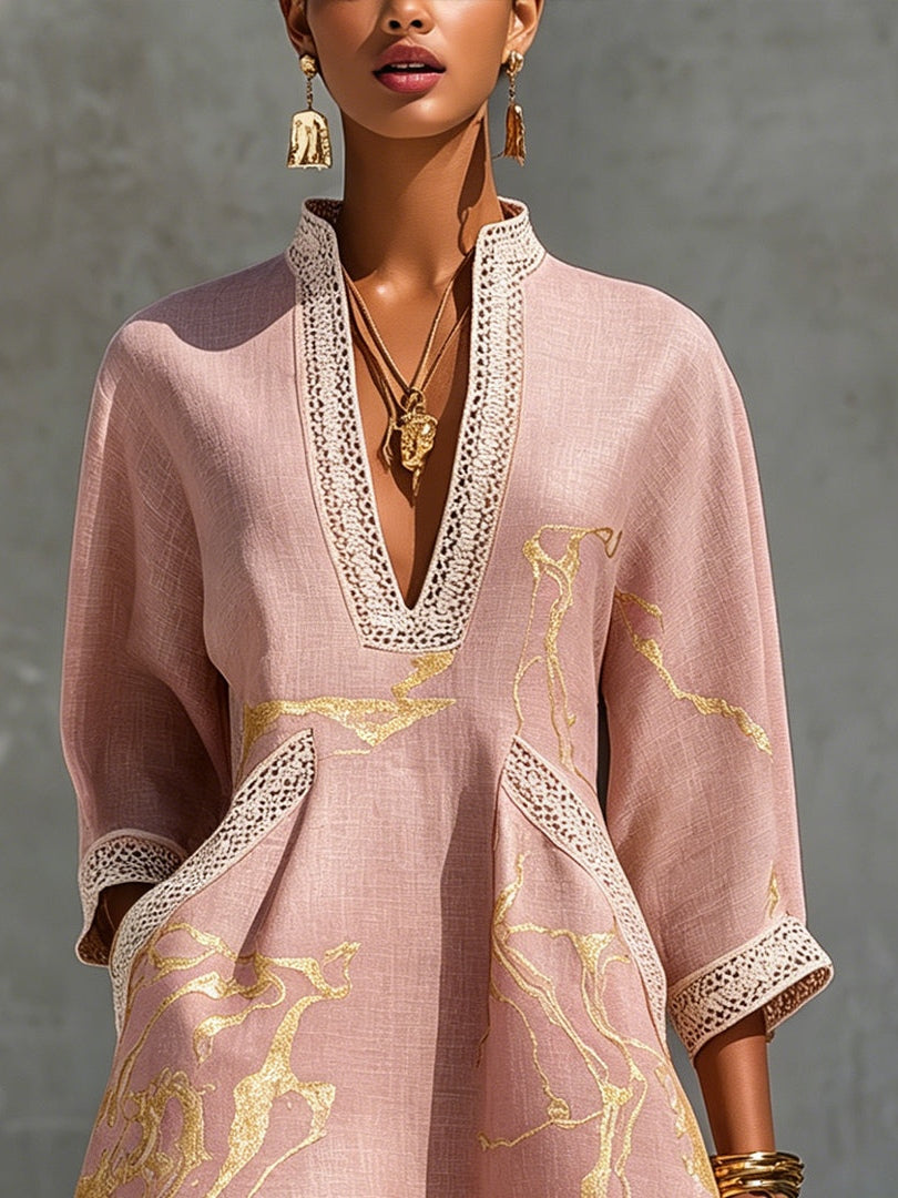 Ninon | Vestido Mini de Encaje de Crochet Rosa con Motivos Dorados y Escote en V