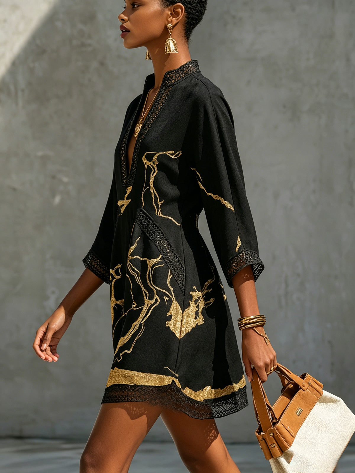 Léonie | Vestido Mini de Encaje de Ganchillo Negro con Motivos Dorados y Escote en V