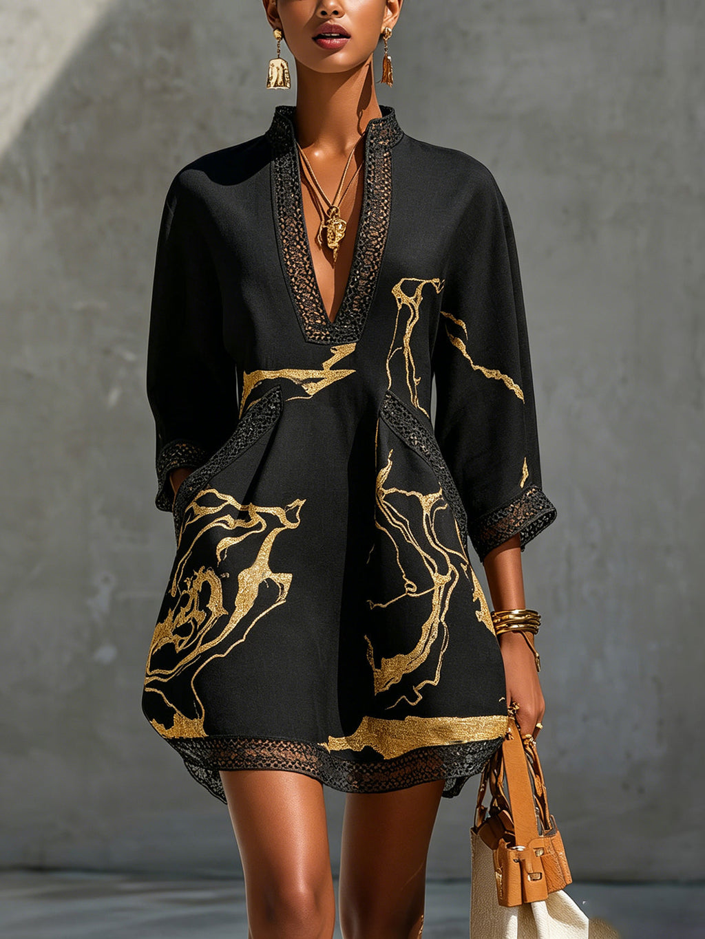 Léonie | Vestido Mini de Encaje de Ganchillo Negro con Motivos Dorados y Escote en V