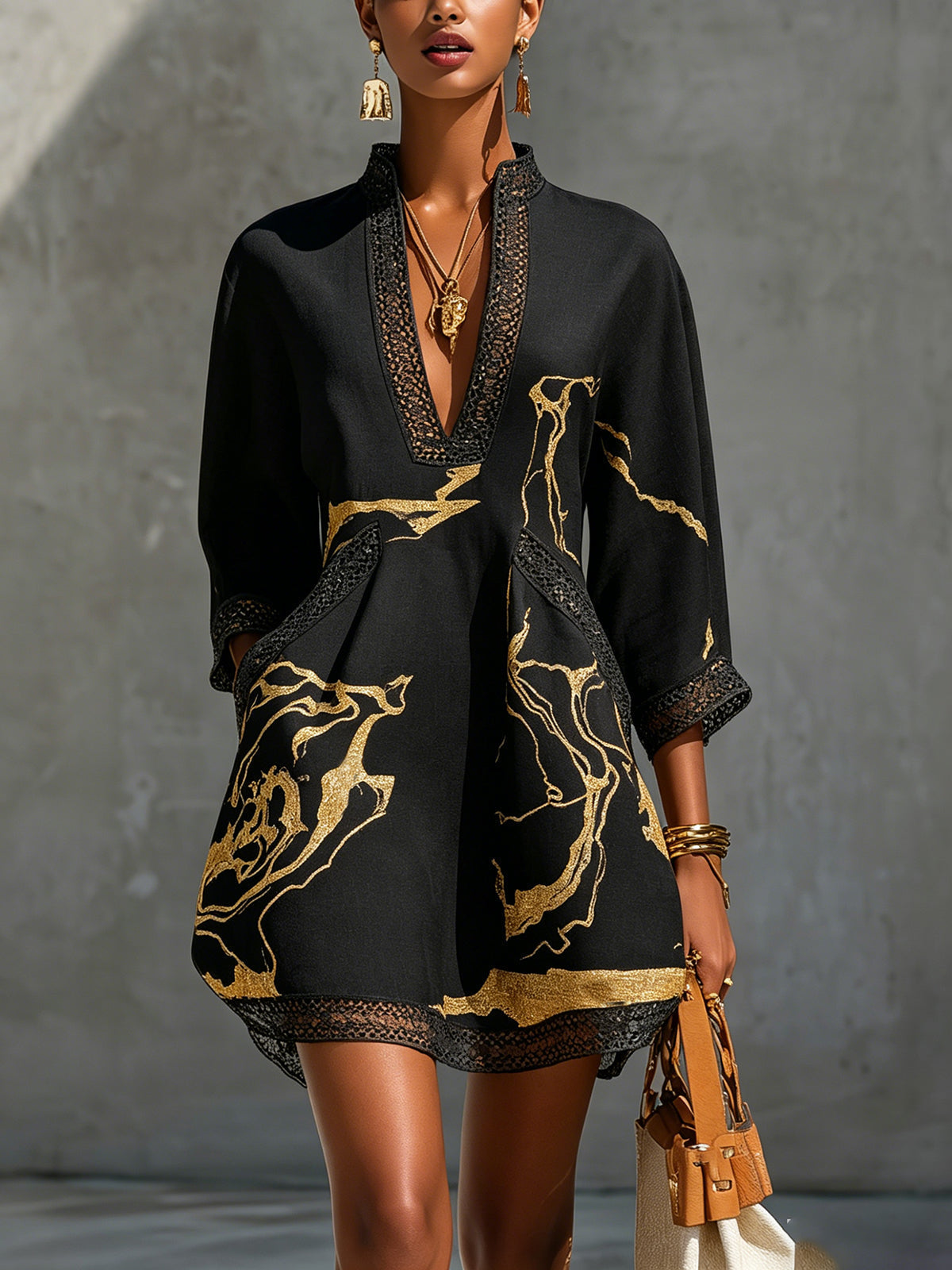 Léonie | Vestido Mini de Encaje de Ganchillo Negro con Motivos Dorados y Escote en V