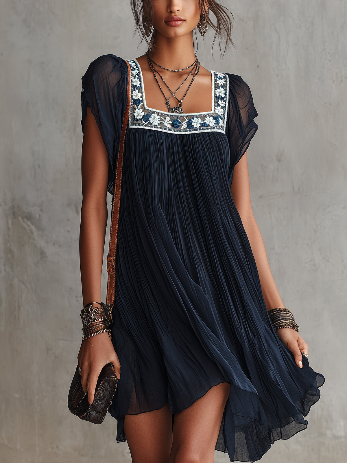 Apolline | Vestido Mini Plisado en Muselina Bordada de Flores Azul Marino