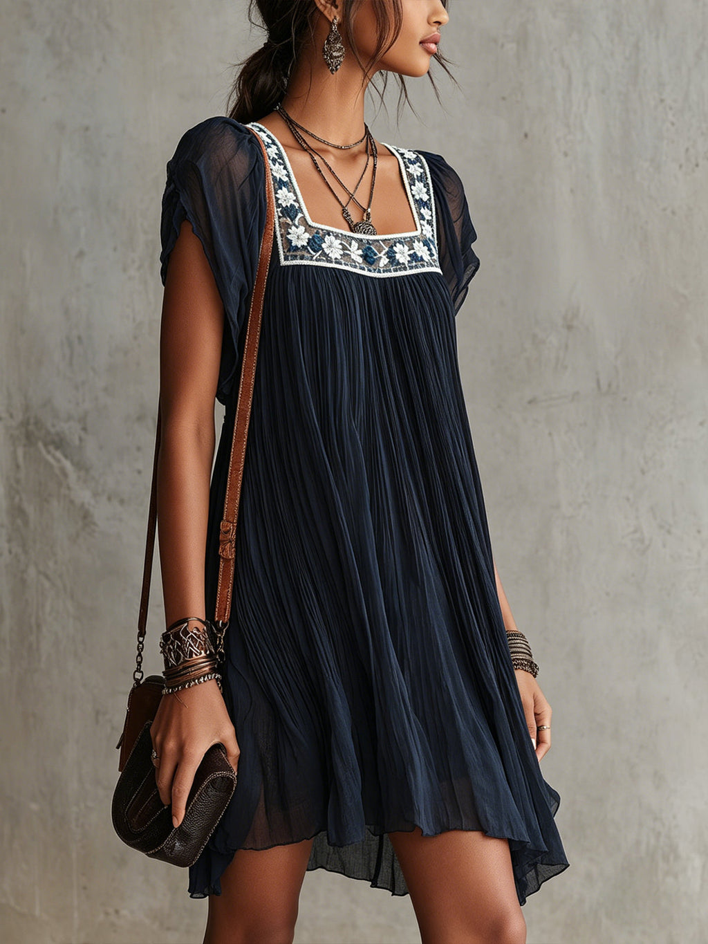 Apolline | Vestido Mini Plisado en Muselina Bordada de Flores Azul Marino
