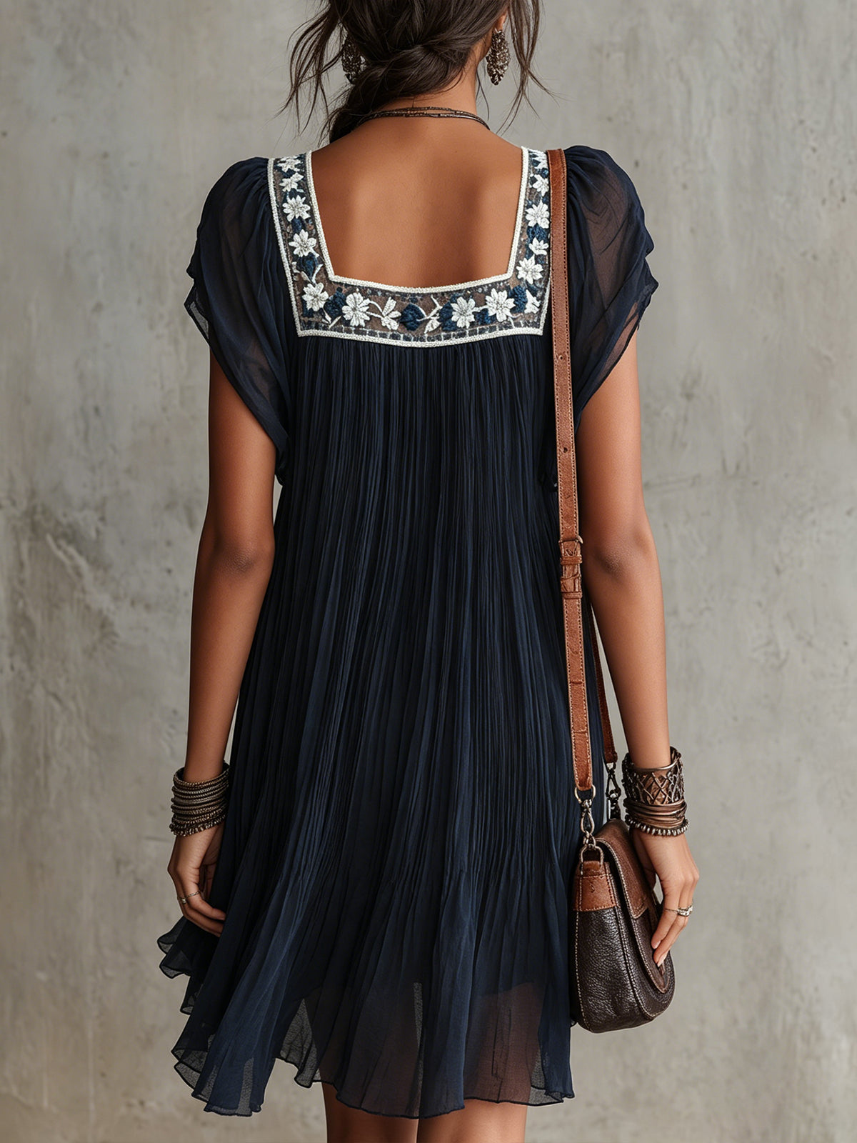 Apolline | Vestido Mini Plisado en Muselina Bordada de Flores Azul Marino