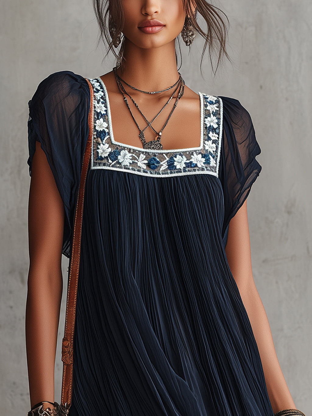 Apolline | Vestido Mini Plisado en Muselina Bordada de Flores Azul Marino