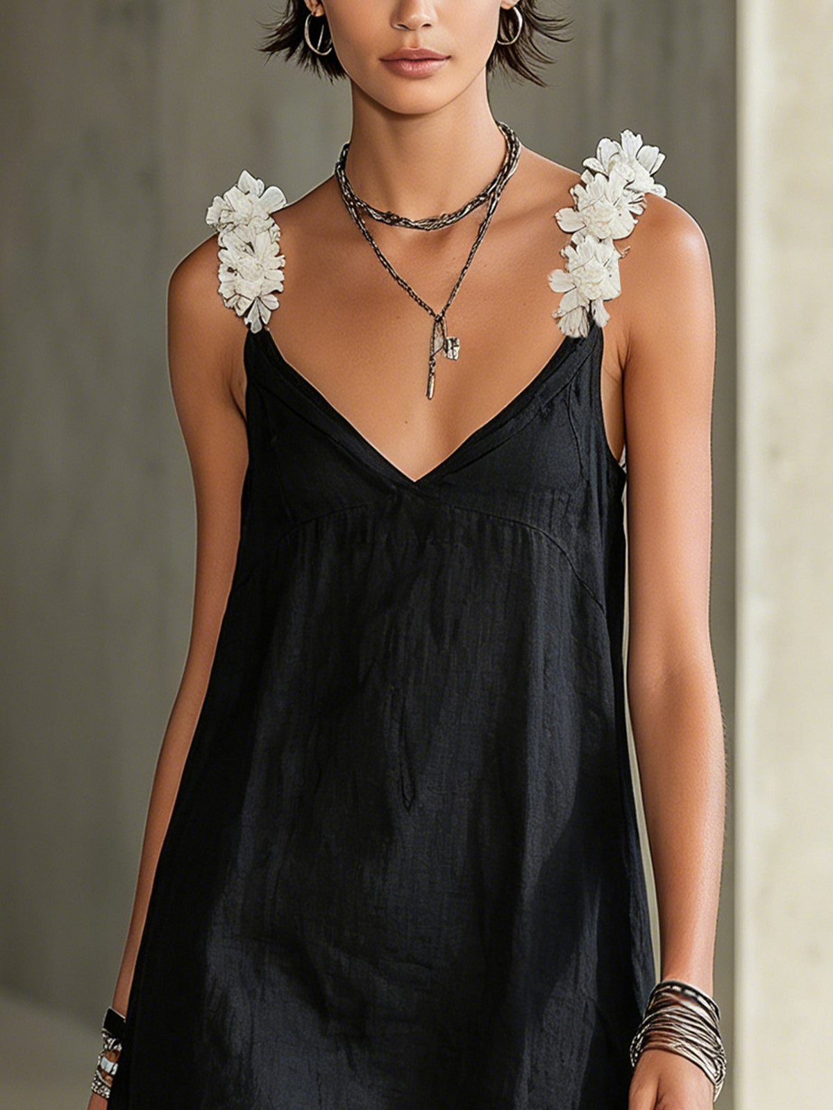 Noémie | Vestido Mini Negro con Escote en V y Tirantes Florales