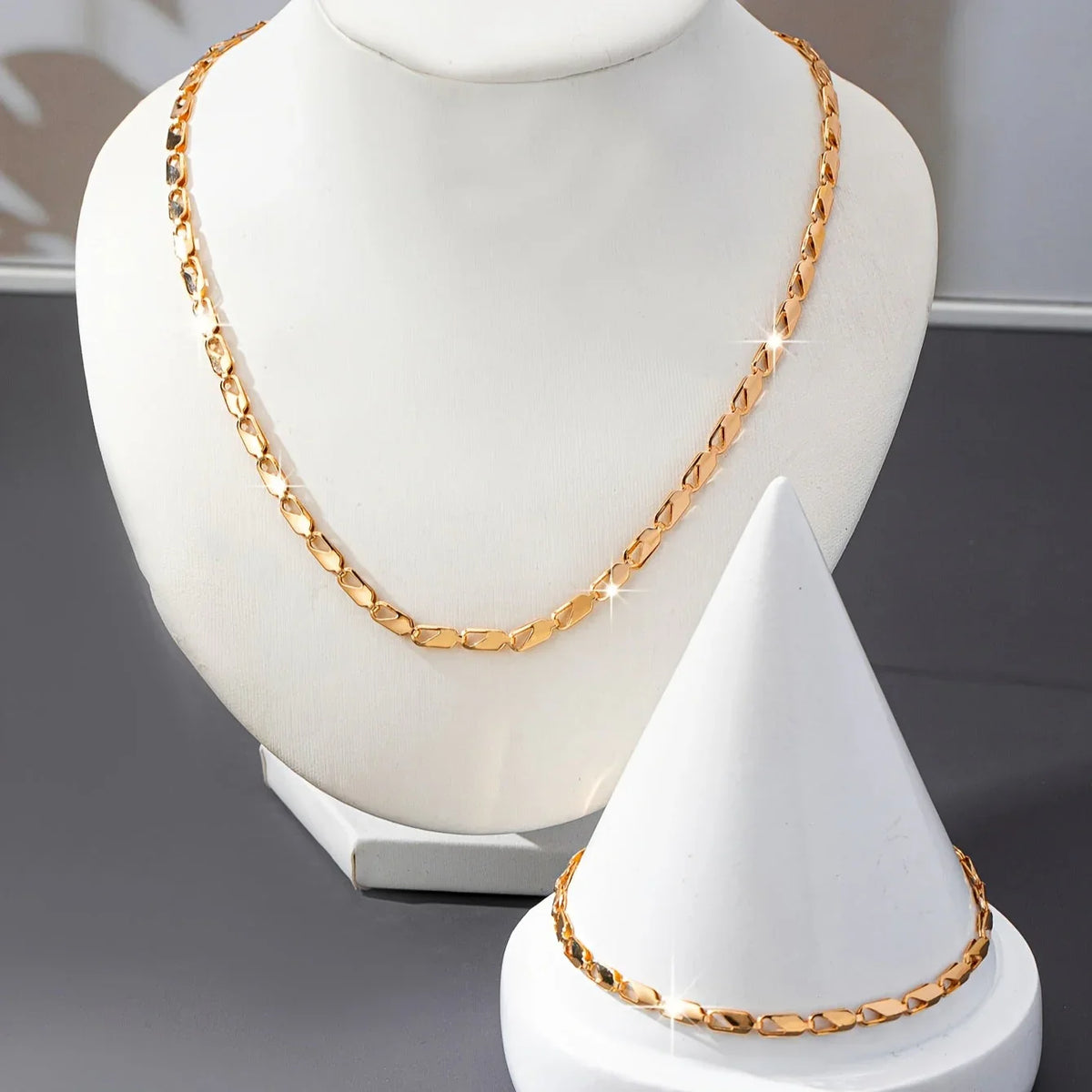 Conjunto de Collar y Pulsera en Oro de 18K Elegante