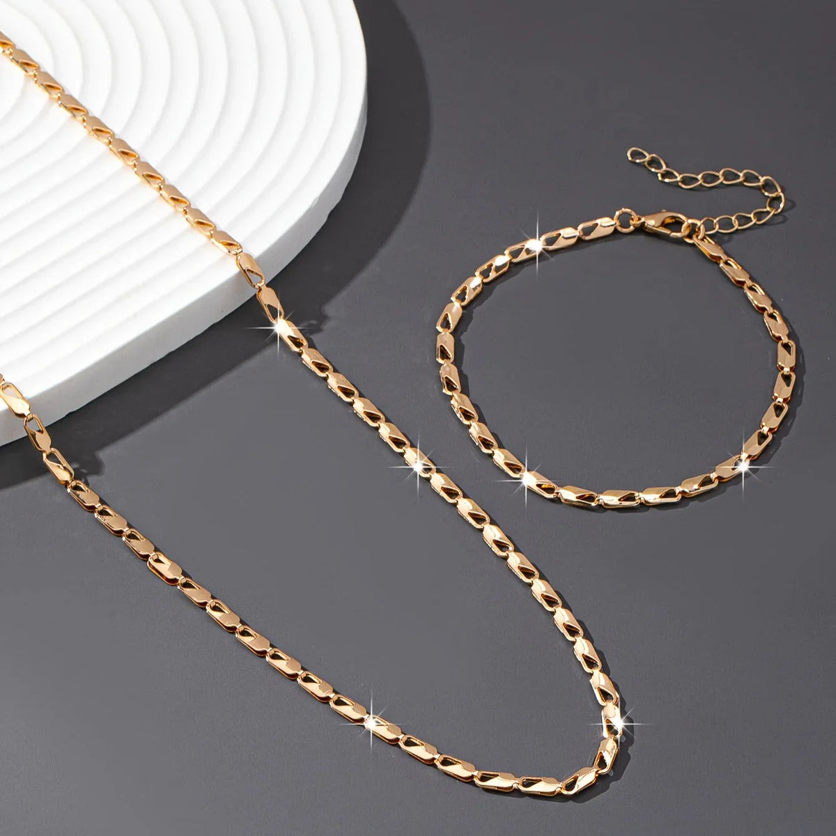 Conjunto de Collar y Pulsera en Oro de 18K Elegante