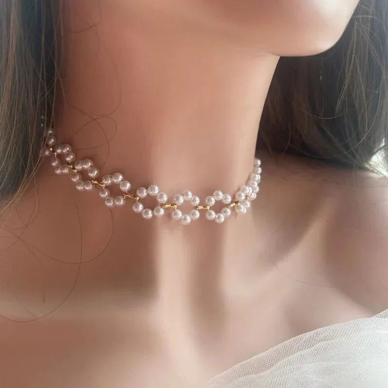 Gargantilla de perlas con diseño floral de margaritas